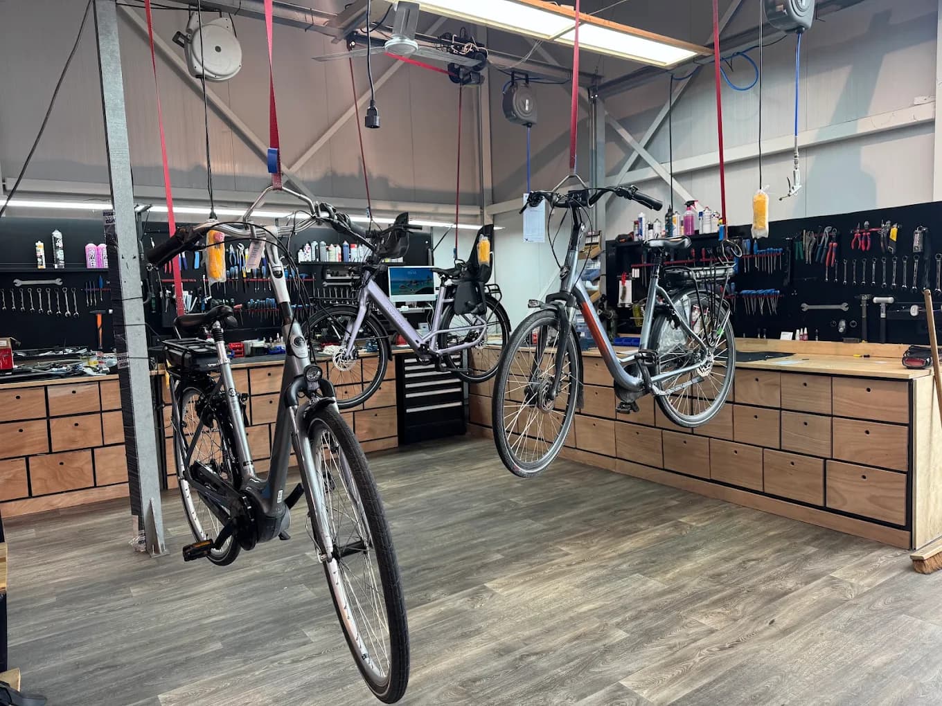 Werkplaats van Fiets & Co met e-bikes in de lift