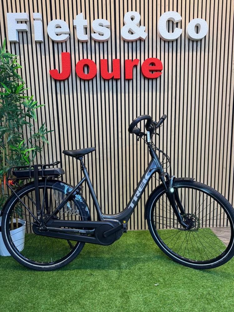 Trek e-bikes in de showroom van Fiets & Co Joure